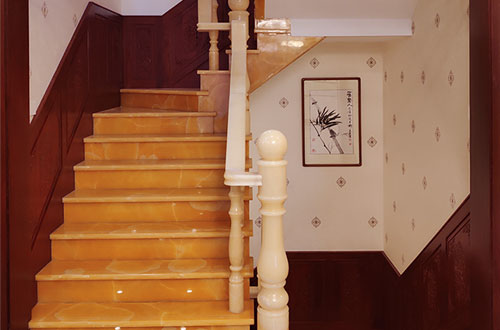 饶河中式别墅室内汉白玉石楼梯的定制安装装饰效果